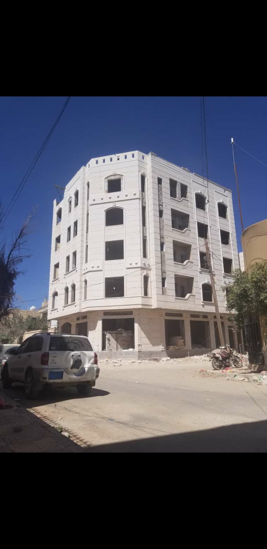 يوجد عماره للبيع 5 لبن ركنيه 5دور وبدروم موقع تجاري المقالح